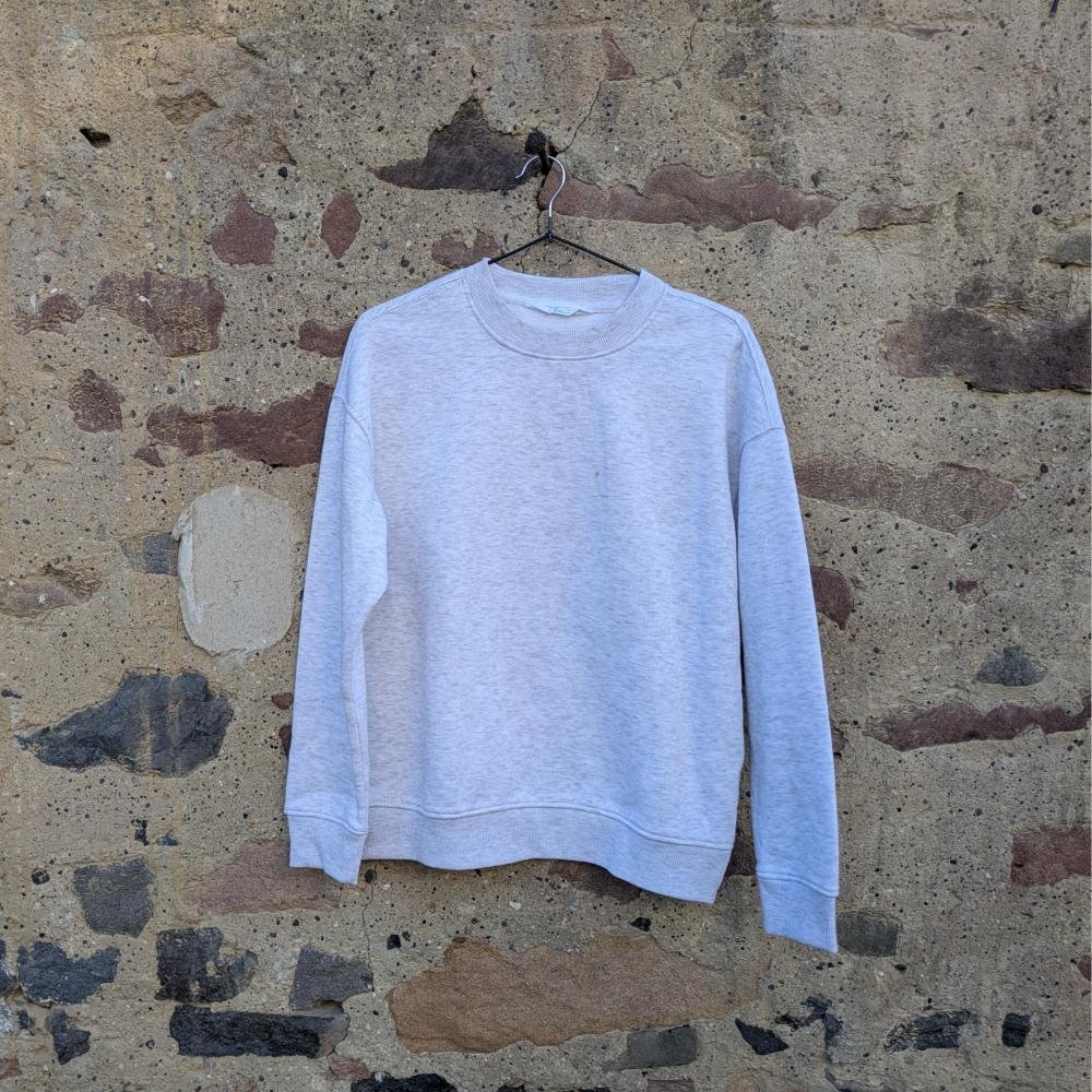 Egyedi szürke pulcsi, M