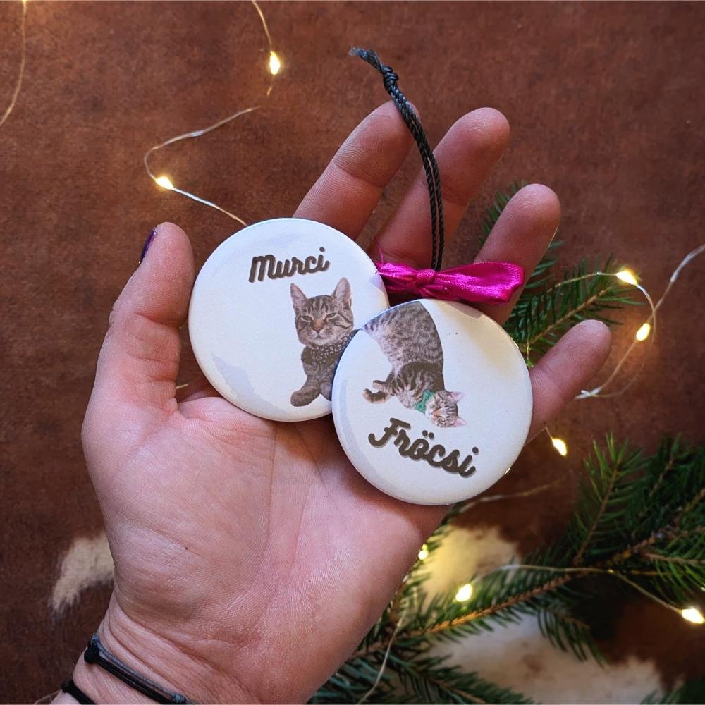 Kitűző karácsonyfadísz, egyedi